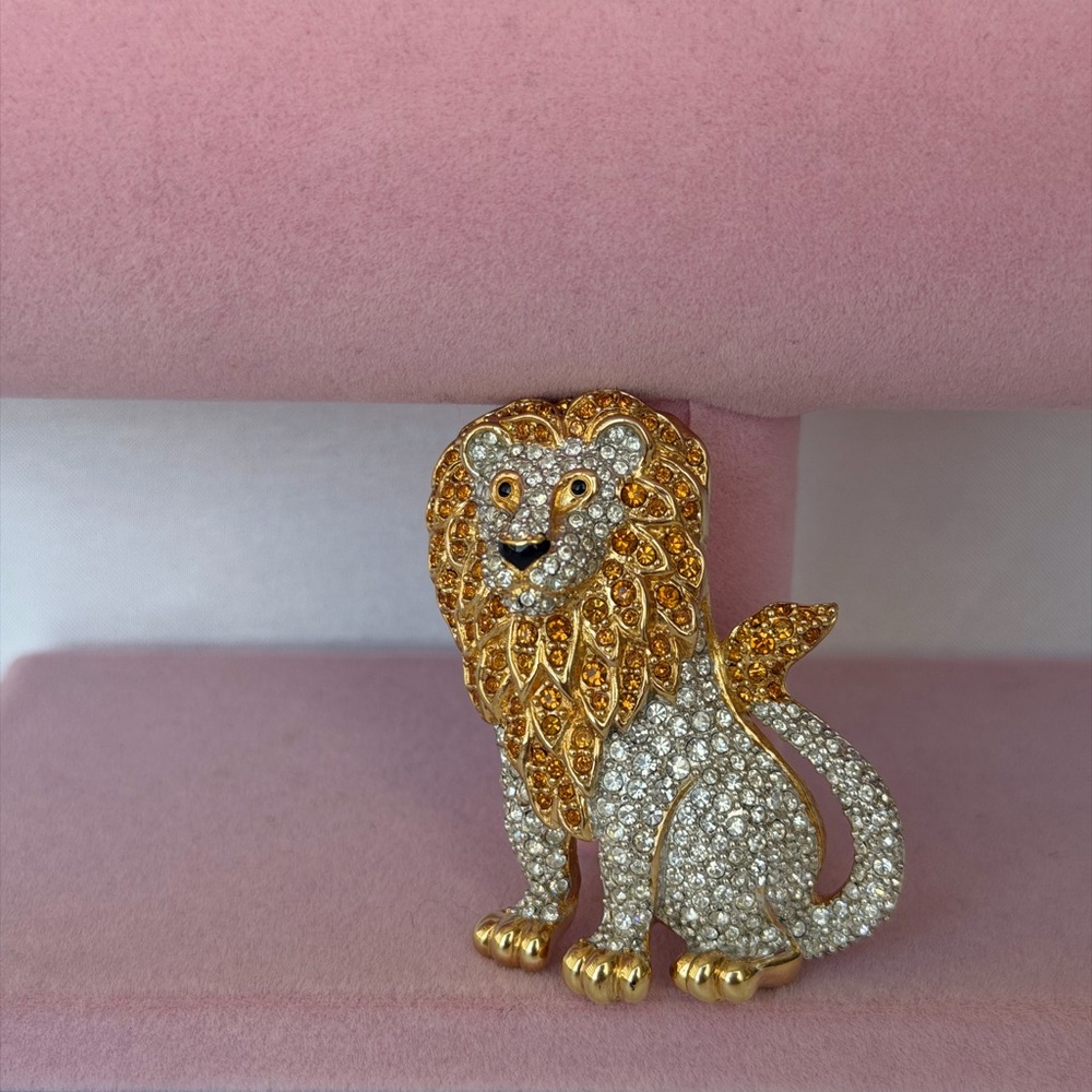 Exceptional SWAROVSKI Crystal Rare Lion Two Tone Gold Silver Pave´ Brooch